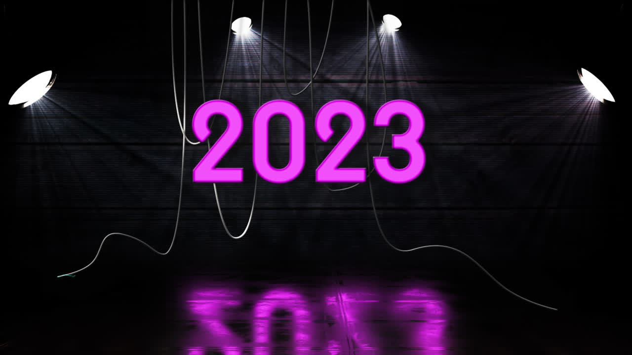 Animazione del testo 2022 al neon rosa, con cavi pendenti su sfondo nero