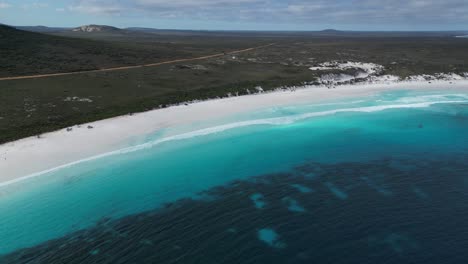 Vista-Aérea-Panorámica-Sobre-La-Playa-De-Arena-Blanca-De-Lucky-Bay-Beach-En-Australia-Occidental