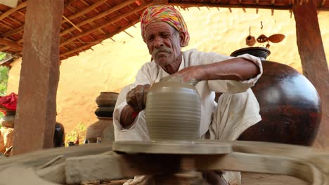 Töpfer-Stellt-Bei-Der-Arbeit-Keramikgeschirr-Her.-Indien,-Rajasthan.