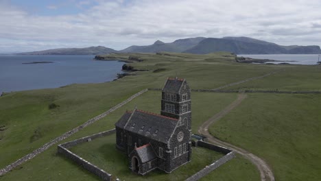 4K-Luftdrohnenaufnahmen-Der-St.-Edwards-Kirche-Auf-Sanday-Island-In-Der-Nähe-Der-Isle-Of-Canna-In-Schottland