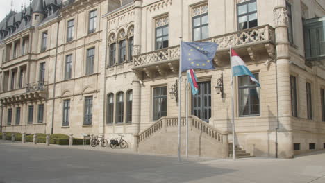 banderas europeas y luxemburguesas ondeando frente a la cámara de representantes en la ciudad de luxemburgo