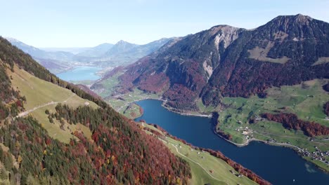 vista asombrosa a tres lagos azules diferentes entre un valle verde en suiza