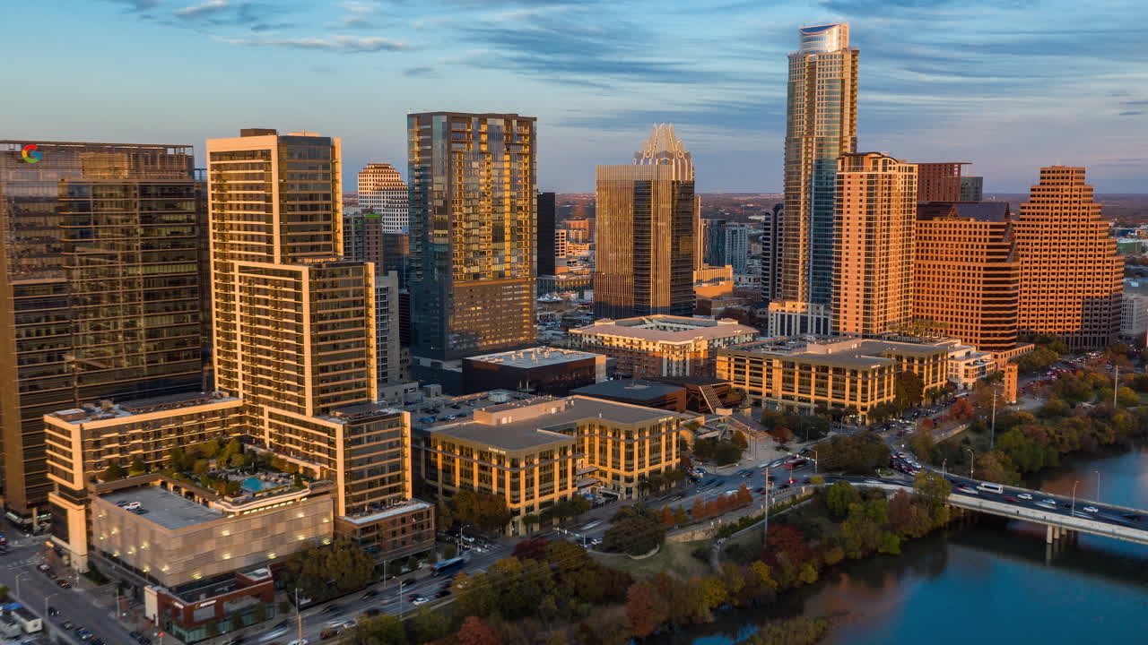 Centro di Austin al tramonto sul lago con i raggi del sole che illuminano gli edifici