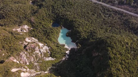 Lago-Turquesa-Del-Cráter-Y-Montaña-Del-Arco-Iris,-Hermosos-Paisajes-Naturales,-Rotorua,-Nueva-Zelanda---Antena