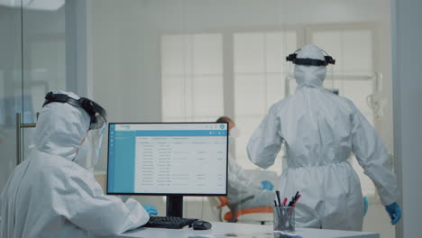 asistente de ortodoncia trabajando en computadora en el gabinete oral