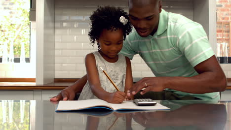 Padre-Ayudando-A-Su-Hija-Con-La-Tarea