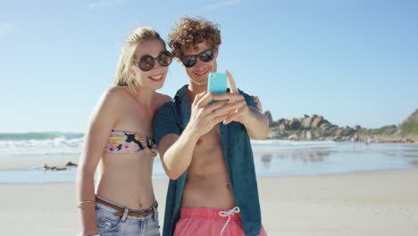 Hermosa-Pareja-Caucásica-Tomando-Selfies-En-La-Playa