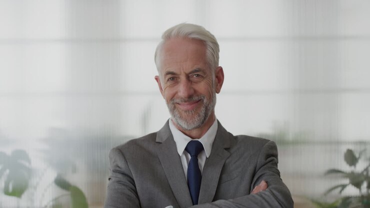ritratto uomo d'affari senior fiducioso, dirigente sorridente, che gode di una carriera di successo, felice, di mezza età, imprenditore professionista, braccia incrociate, in abito