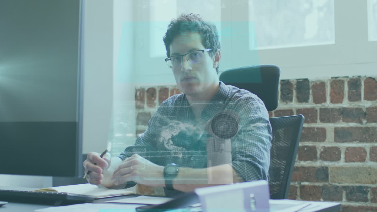 animación del procesamiento de datos financieros sobre el empresario que toma notas en la oficina