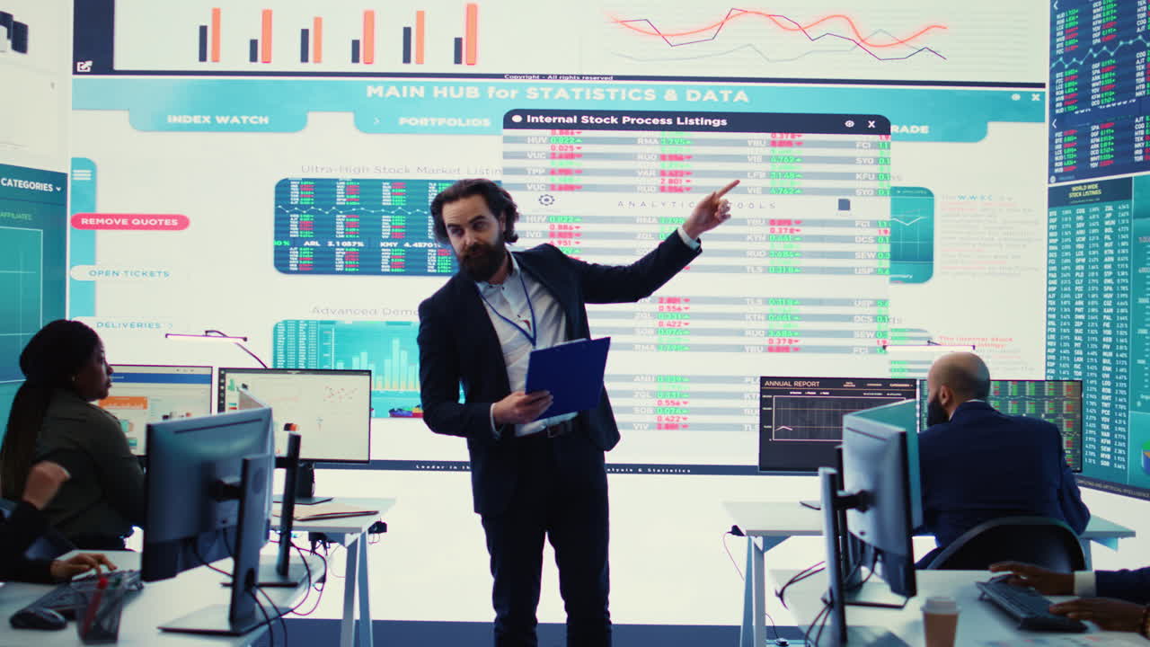 compañeros de equipo y gerente reunidos en una gran sala de datos para repasar sus resultados