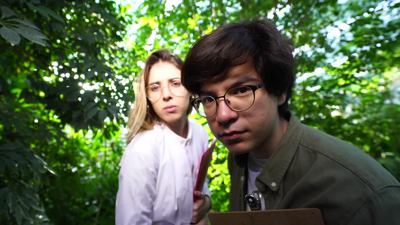 온실 에 있는 두 명 의 젊은이 들