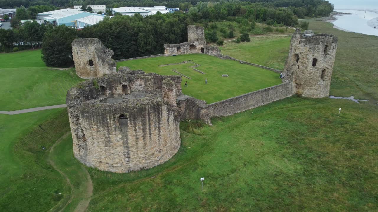 castillo de pedernal galés fortaleza militar costero medieval ruina vista aérea empuje lento en descenso