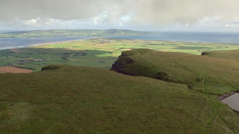 Montaña-Binevenagh-Cerca-De-La-Playa-Cuesta-Abajo-En-La-Ruta-Costera-De-La-Calzada-En-Irlanda-Del-Norte