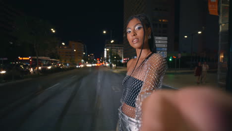 modelo de piel oscura caminando noche ciudad primer plano. trenzas mujer mirando cámara
