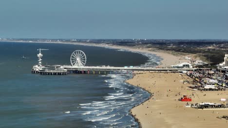 Long-beach-and-Scheveningen-Pier-with-ferris-wheel,-Den-Haag