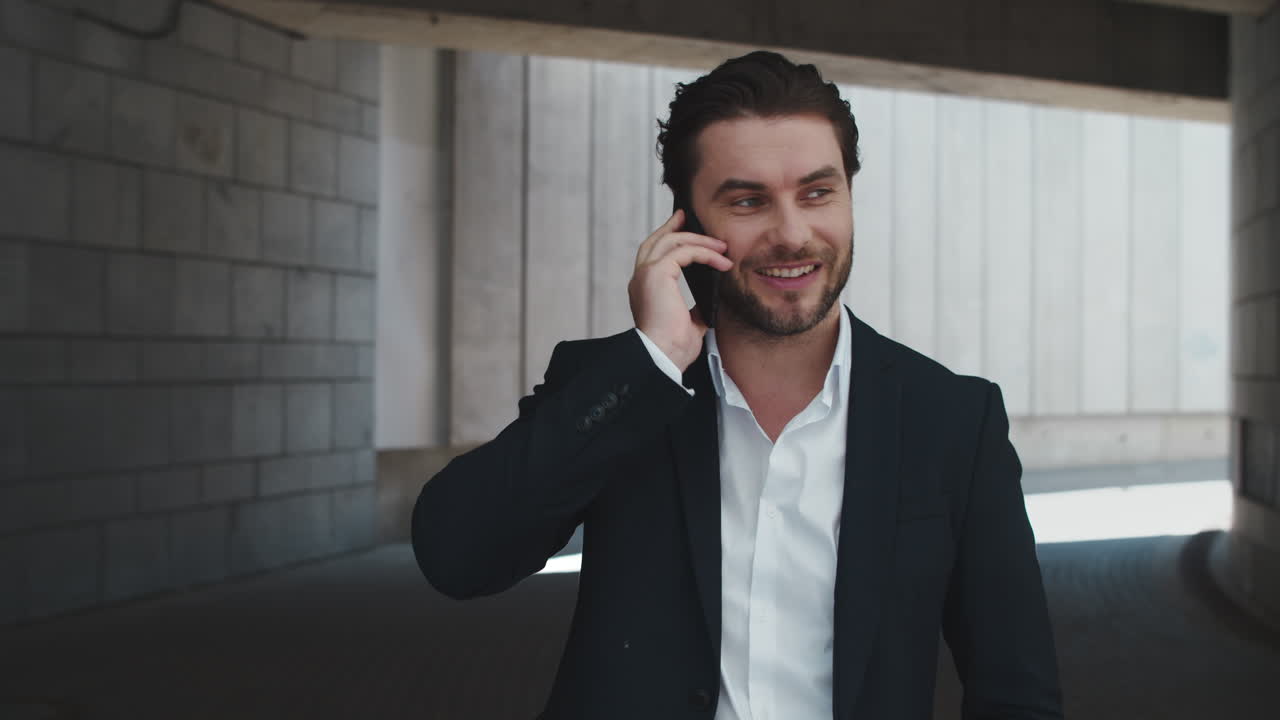 un tipo feliz celebrando la victoria.