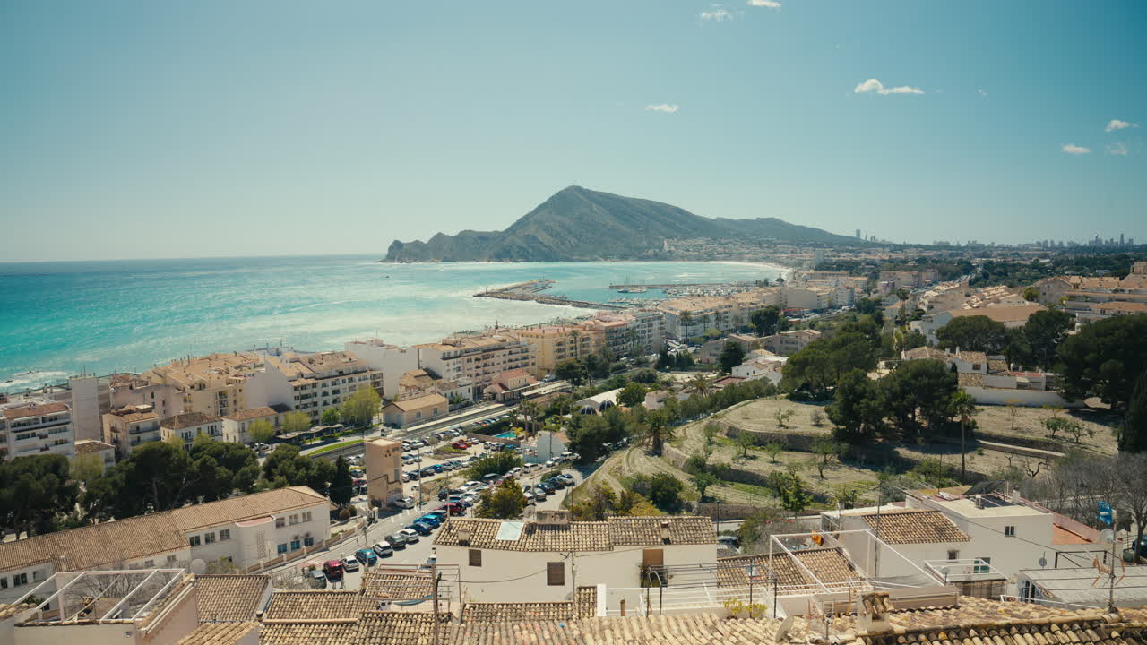 Uma pitoresca cidade costeira com mar turquesa e montanhas sob céus azuis claros no sul da Espanha. Destino de viagem brilhante e vibrante com uma atmosfera mediterrânea relaxante