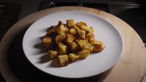 agregar papas fritas a un plato, cocinar la cena, comida vegetariana