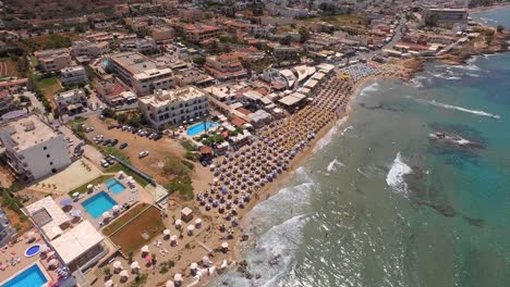 Die-Touristenstadt-Stalis-Mit-Strandbädern-Im-Sommer