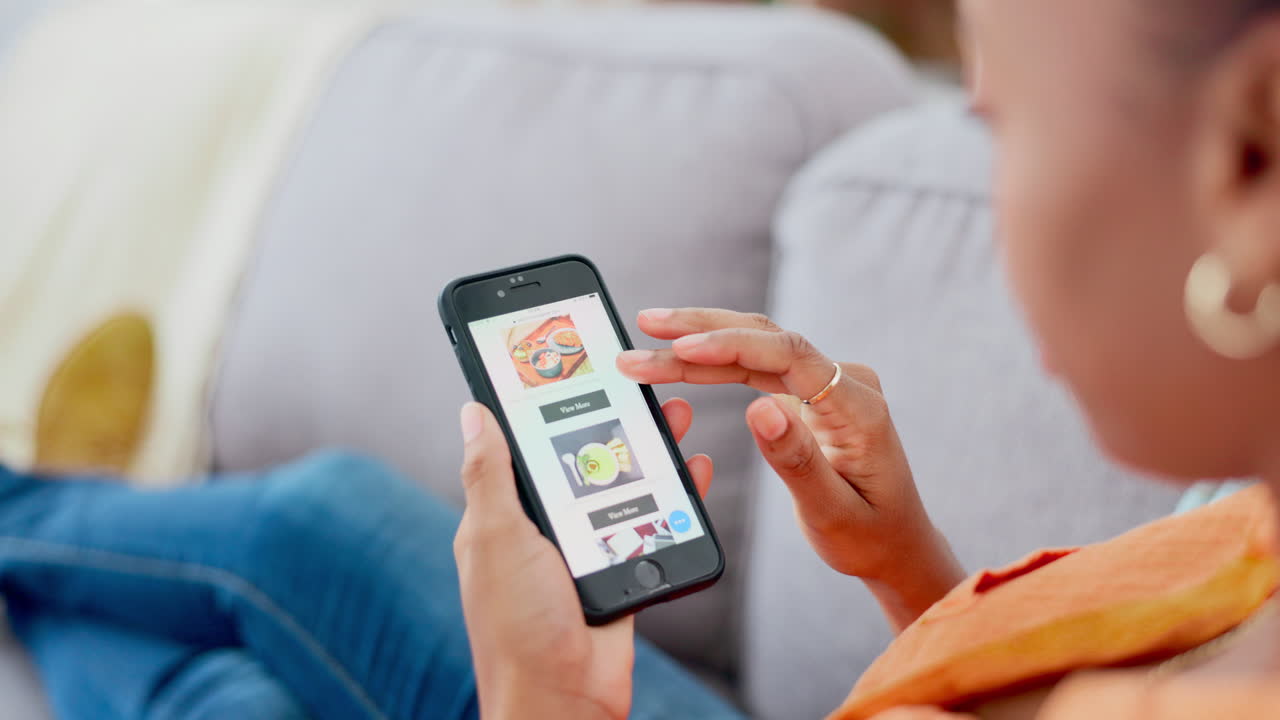 entrega de alimentos, sitio web y teléfono con las manos