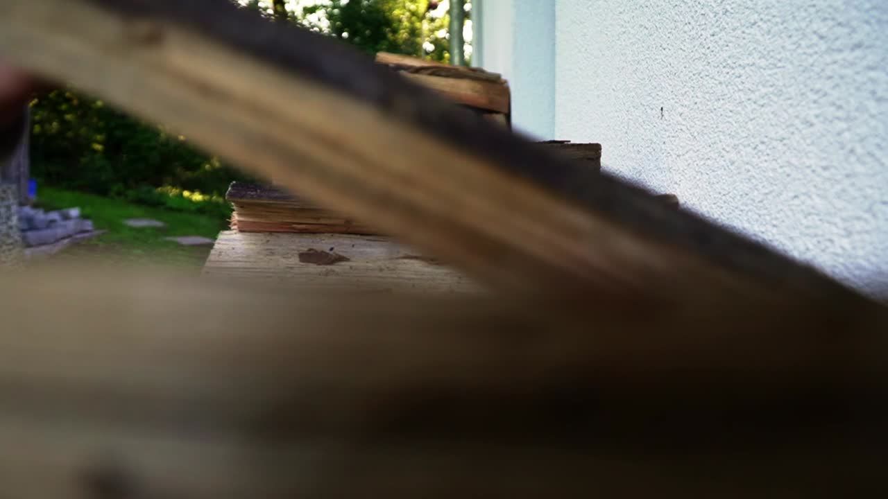 obtener madera para la chimenea de una pila de madera en el frío invierno