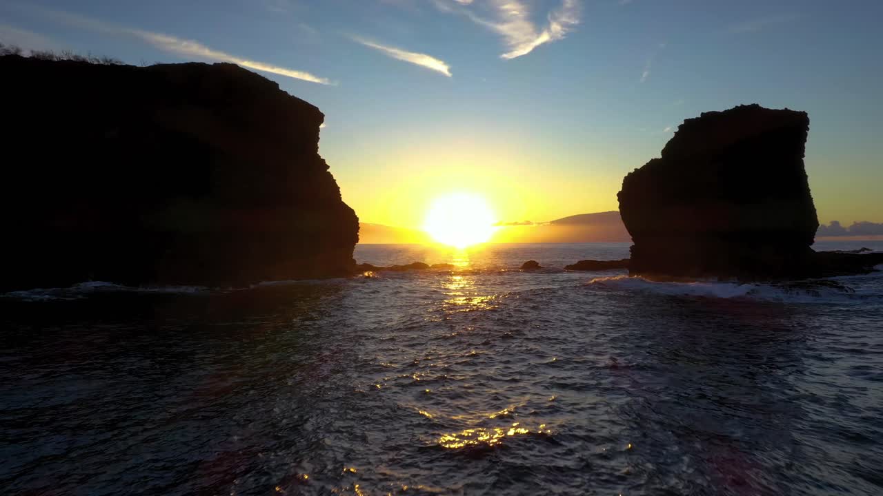 épica puesta de sol dorada aérea junto a acantilados marinos - sweetheart rock, lanai, hawaii