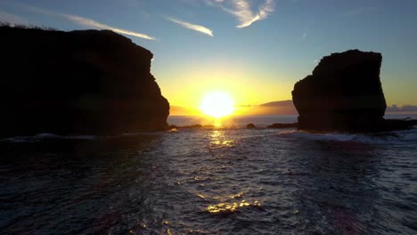 épica-Puesta-De-Sol-Dorada-Aérea-Junto-A-Acantilados-Marinos---Sweetheart-Rock,-Lanai,-Hawaii