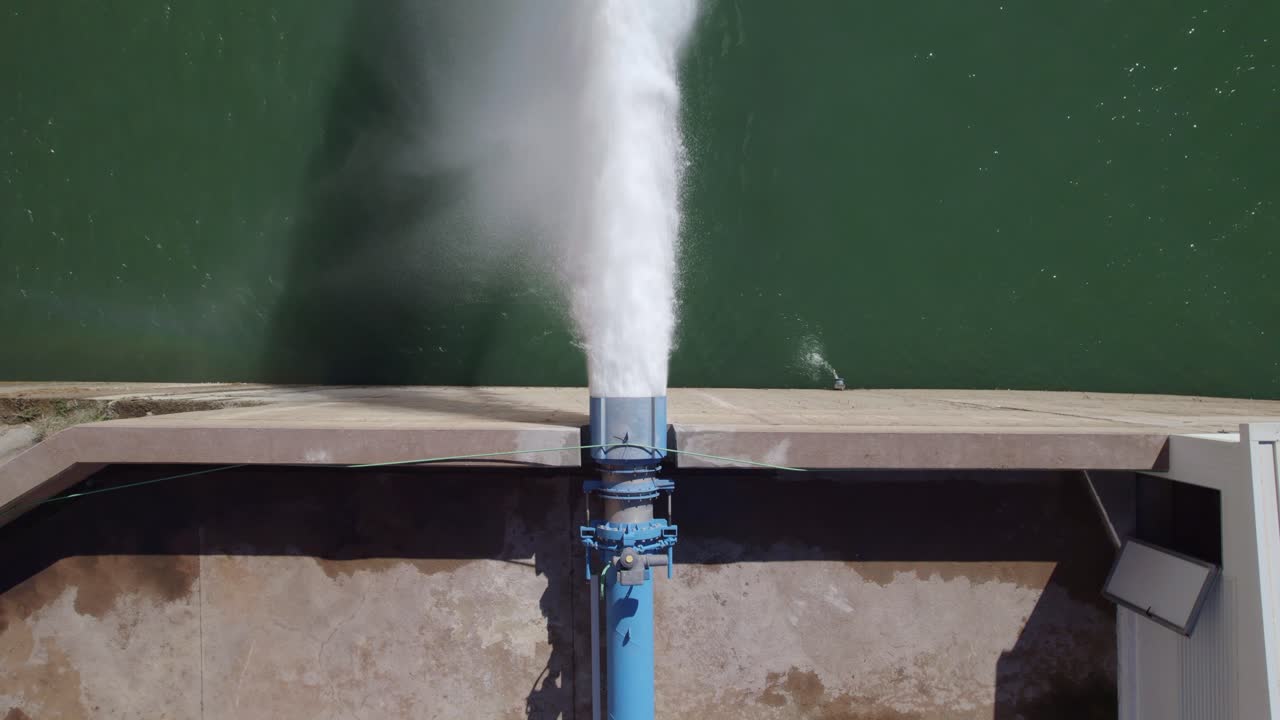 Centrale idroelettrica che pompa acqua. Vista aerea dello scarico di acqua pressurizzata dalla parete della diga, con una valvola Howell-Bunger in funzione. Acqua che scorre dal sistema di pompaggio nel serbatoio.