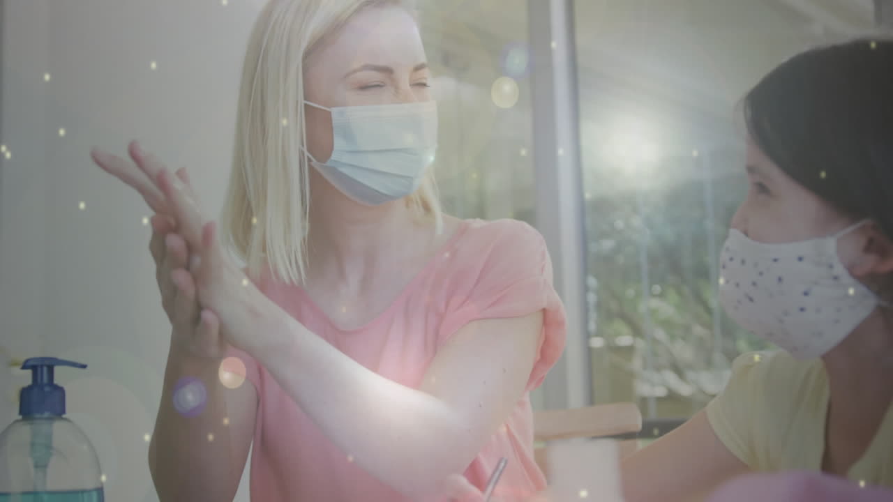 아픈 백인 금발 어머니와 그녀의 딸이 얼굴 마스크를 착용하는 코로나19 세포의 애니메이션