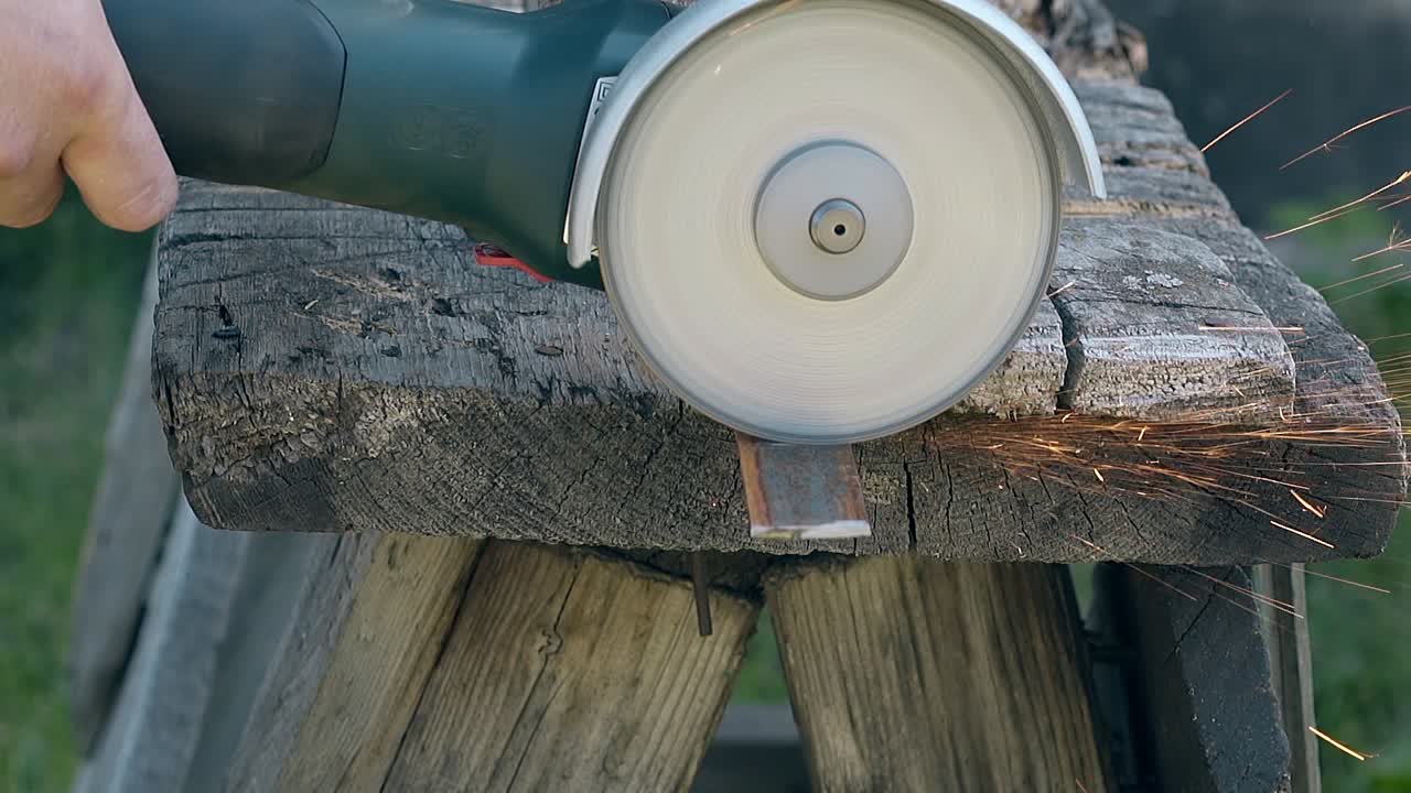 천천히 움직이는 금속 조각이 야외에서 디스크 사로 절단됩니다.