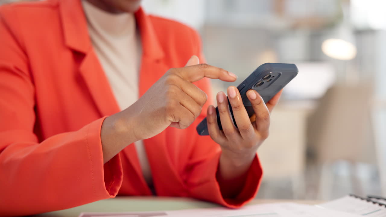 Primo piano di mani che scorrono e toccano uno smartphone