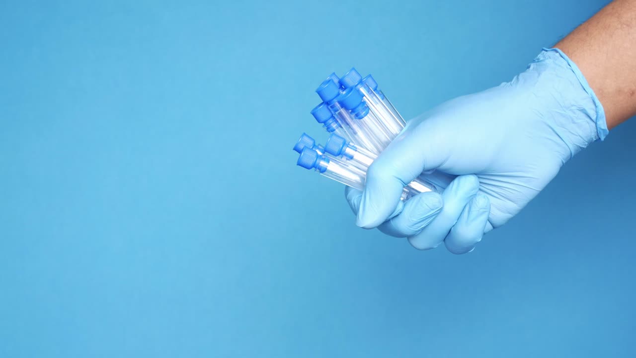 científico con tubos de ensayo