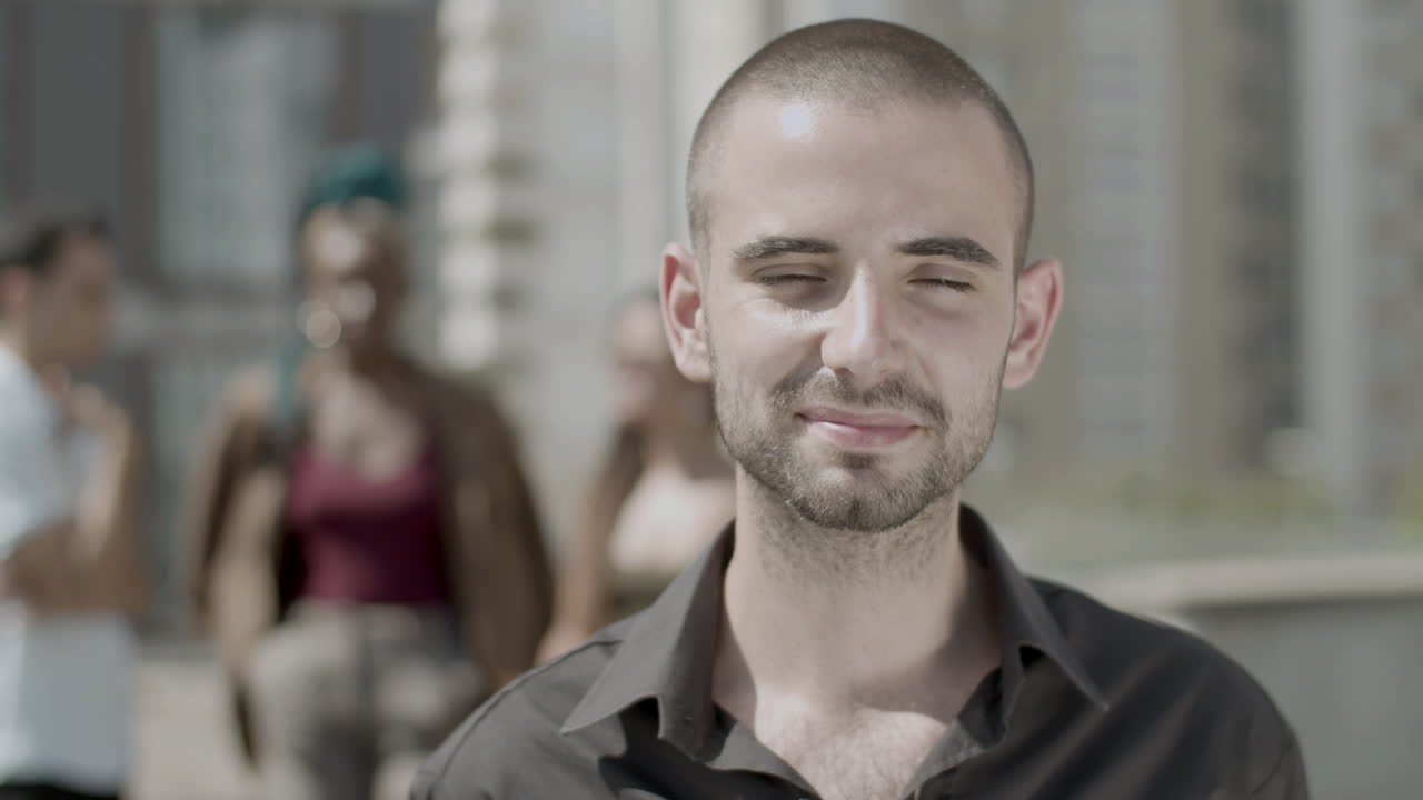 крупный план задумчивого бизнесмена, смотрящего в камеру