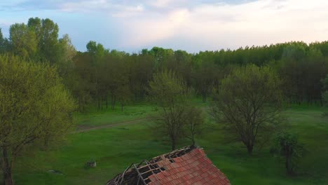 imágenes de drones de antiguas ruinas abandonadas de una casa de campo en la naturaleza, drones de hungría en europa vuelan lentamente hacia atrás y hacia abajo