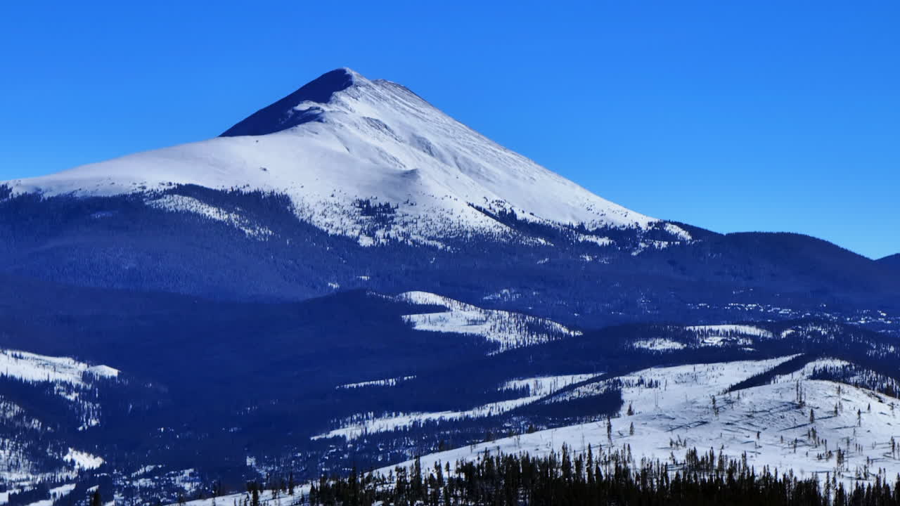 frío soleado invierno nevado colorado avión no tripulado boreas pasar breckenridge dillon frisco silverthorne vista del paisaje grises y torres catorce años i70 círculo derecho lentamente acercado