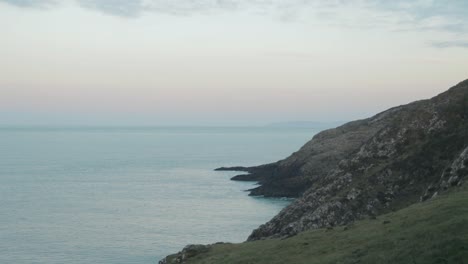 Vista-Nocturna-A-Lo-Largo-De-La-Costa-Rocosa-En-Gales-Pembrokeshire