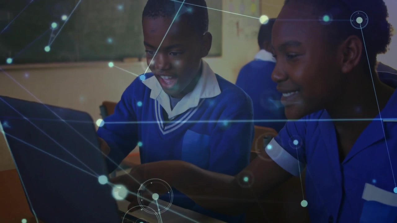 Ragazzo e ragazza che accendono un laptop e accedono a grafici di rete educativa per studiare e collaborare