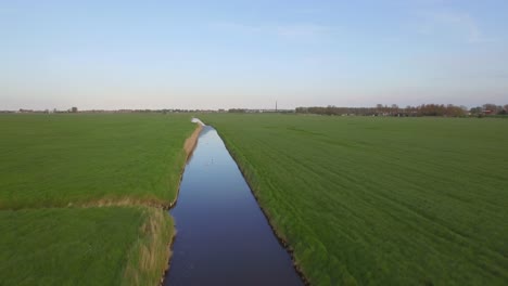 Aéreo:-El-Paisaje-Agrícola-Cerca-Del-Canal-A-Través-De-Walcheren