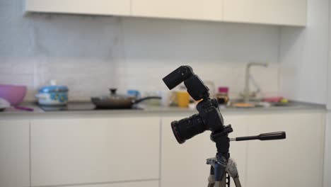 fotógrafo policial de la escena del crimen en el interior evidencia de asesinato doméstico forense
