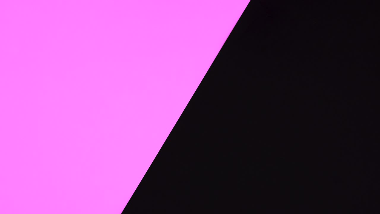 feliz texto de halloween, calabazas, murciélagos y fantasmas aparecen en el tema púrpura negro.