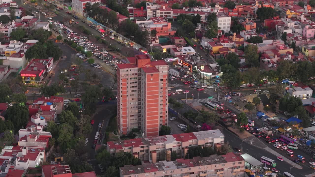 Vista de drone de um edifício residencial em uma avenida movimentada na CDMX.