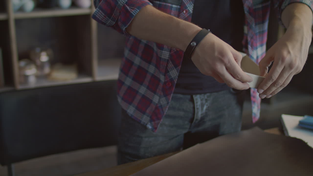 artesano que fabrica cajas de cartón. envases de productos de pequeñas empresas