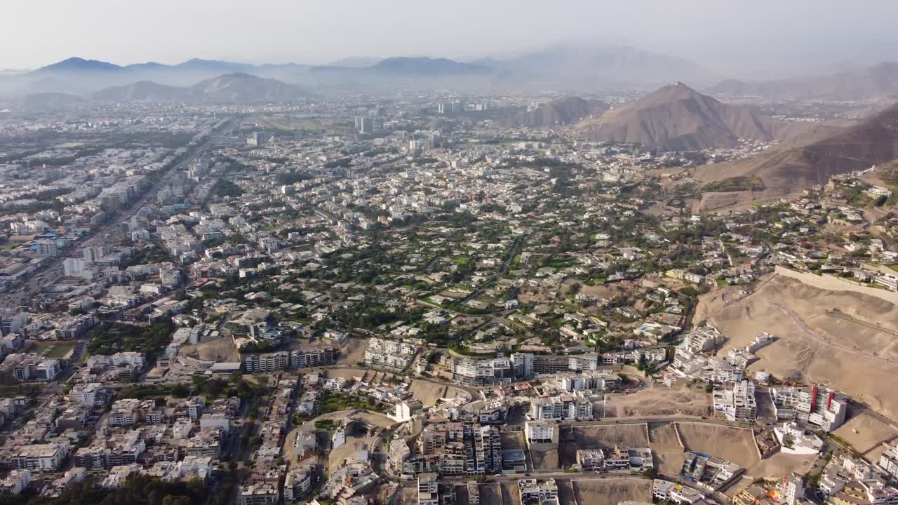 दूर के पहाड़ों के साथ लीमा शहर के दृश्य का मनोरम हवाई दृश्य