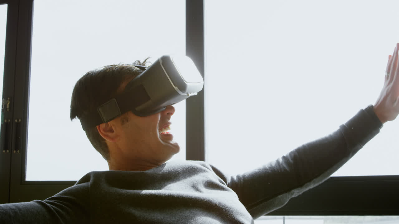 ejecutivo usando auriculares de realidad virtual en la oficina 4k