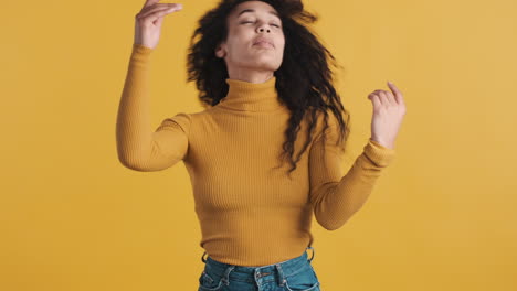 una mujer afroamericana sobre un fondo naranja.