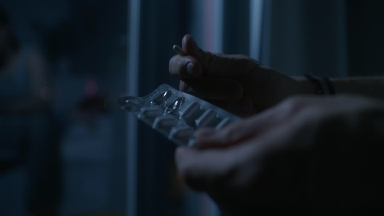 persona que toma pastillas por la noche
