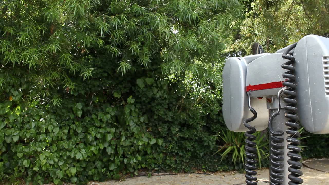 영화 스피커의 빈티지 드라이브는 왼쪽에서 오른쪽으로 열대 배경 복고풍으로 이동합니다.