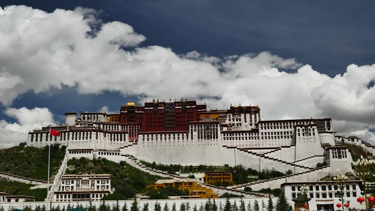 el palacio de potala es el lugar del dalai lama en lhasa, tíbet.
