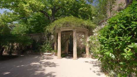 Bezaubernde-Veranda-Mit-Römischen-Säulen-Inmitten-üppiger-Vegetation