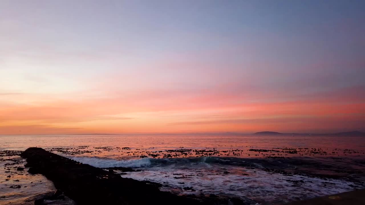 바다 위로 일몰 동안 나타나는 아름다운 색상